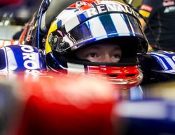 Daniil Kvyat recoge contento su premio al Mejor Debutante del Año 2014