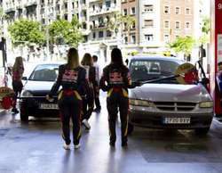 Toro Rosso sorprende a los clientes de una gasolinera Cepsa en Barcelona