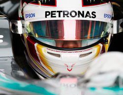 Lewis Hamilton lidera también los L2 y lo celebra estrellándose contra las protecciones