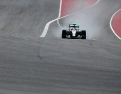 Bailando bajo la lluvia. Lewis Hamilton marca el mejor tiempo que le puede dar la pole position