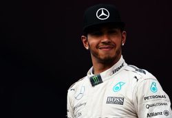 El campeon de Fórmula 1, Lewis Hamilton, se ve envuelto en un accidente de coche