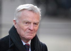 Max Mosley: "Ferrari demuestra estrechez de miras al vetar el límite de coste de motor"