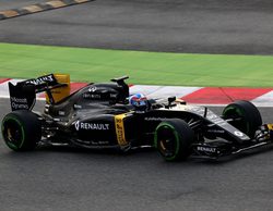 Renault consigue hacer sus primeros kilómetros en pista entre problemas