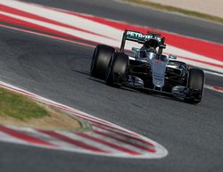 Nico Rosberg vuela sobre el trazado catalán la mañana en la que se han reanudado los test