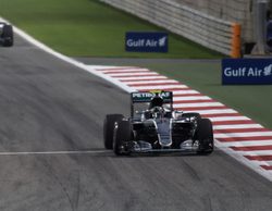 Nico Rosberg sigue su gran racha al ganar bajo la noche del GP de Baréin 2016