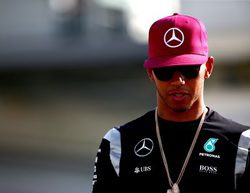 Lewis Hamilton lidera la tabla de tiempos de unos problemáticos L1 del GP de Europa