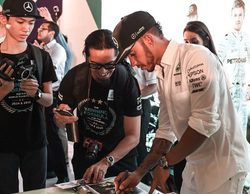 Nico Rosberg y Lewis Hamilton acuden a una sesión de bienvenida con aficionados