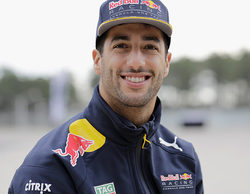 Daniel Ricciardo es el embajador global de la marca Carsales.com.au