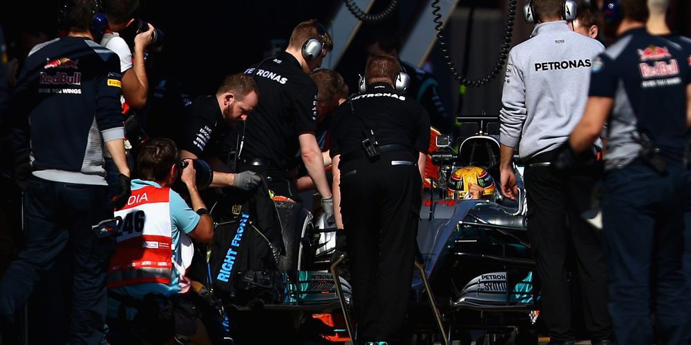 Lewis Hamilton logra el tiempo más rápido de la primera jornada de test en Barcelona