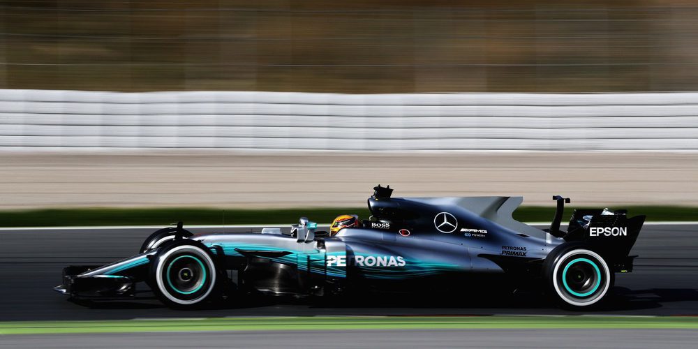 Lewis Hamilton pulveriza los registros en la sesión matutina de la segunda jornada de test