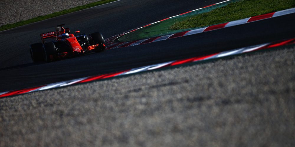 Fernando Alonso logra dar 72 vueltas en una jornada dominada por Valtteri Bottas