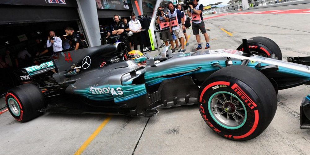 Lewis Hamilton aprovecha los problemas de Vettel para llevarse la pole del GP de Malasia 2017