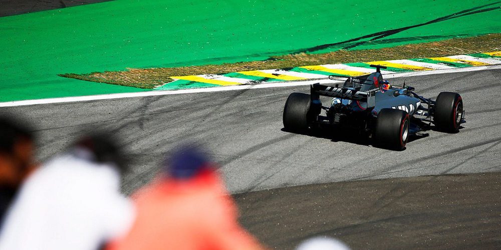 Romain Grosjean: "Me han golpeado de forma masiva en la curva 1"