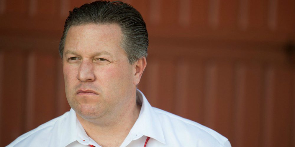 Zak Brown: "Competir a nivel de recursos con Mercedes y Ferrari es imposble"