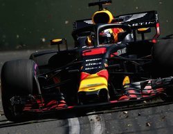Max Verstappen segundo, Daniel Ricciardo penalizado.