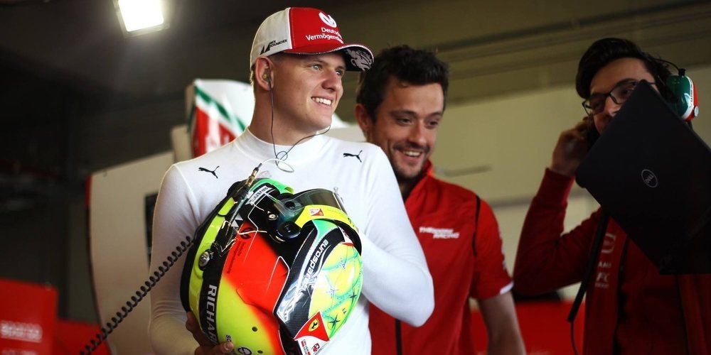 Sebastian Vettel halaga el buen trabajo de Mick Schumacher en los test de Baréin
