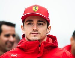 Brundle no entiende las órdenes de equipo de Ferrari: "Es humillante y frustrante para Leclerc"