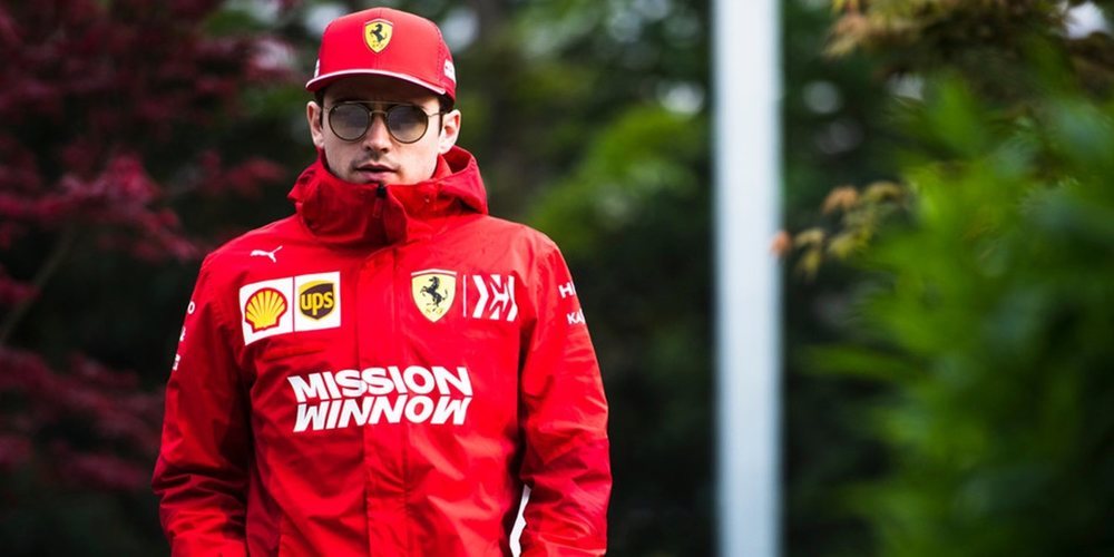 Brundle no entiende las órdenes de equipo de Ferrari: "Es humillante y frustrante para Leclerc"