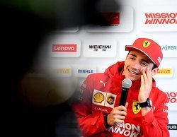 Charles Leclerc lidera una accidentada segunda sesión de Libres en Bakú