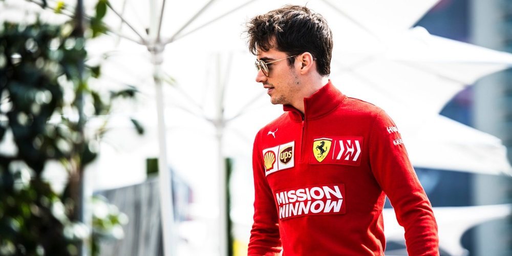 Charles Leclerc lidera una accidentada segunda sesión de Libres en Bakú