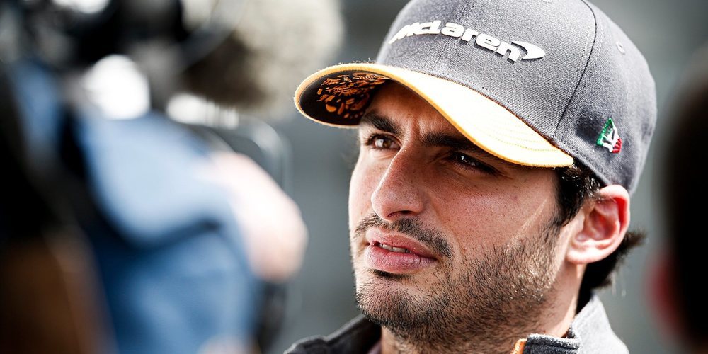 Sainz confirma el cambio de concepto en el MCL35 y pide cautela: "No hemos hecho un Mercedes"