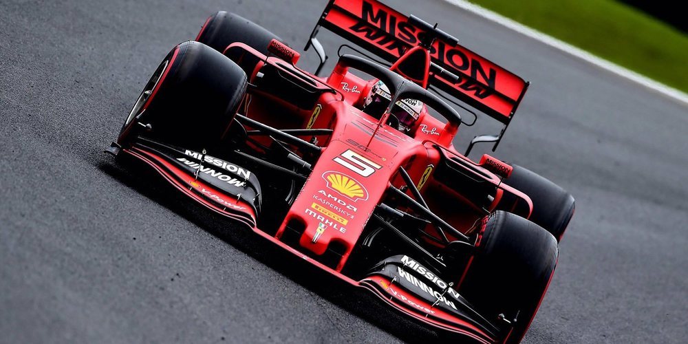 Los Cavallino Rampante de Vettel y Leclerc lideran la tabla de tiempos en los Libres 2