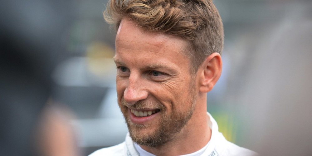 Button: "Hamilton no dispone de todas las cartas a la hora de decidir su futuro en Mercedes"