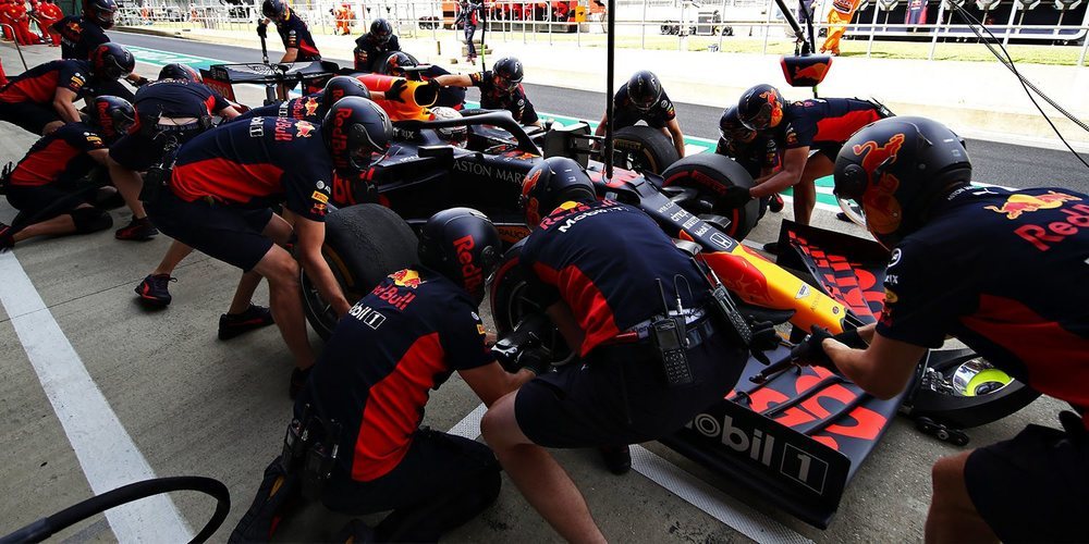 Ross Brawn: "La decisión de parar a Verstappen en la penúltima vuelta les ha costado la carrera"