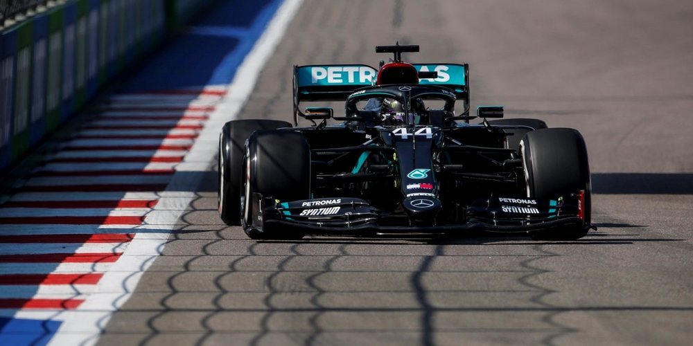 Lewis Hamilton pisa el acelerador en los Libres 3 y se postula para una nueva Pole