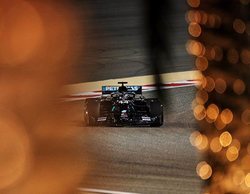 Lewis Hamilton finaliza en los más alto de la tabla en los Libres 2 bajo la noche bareiní