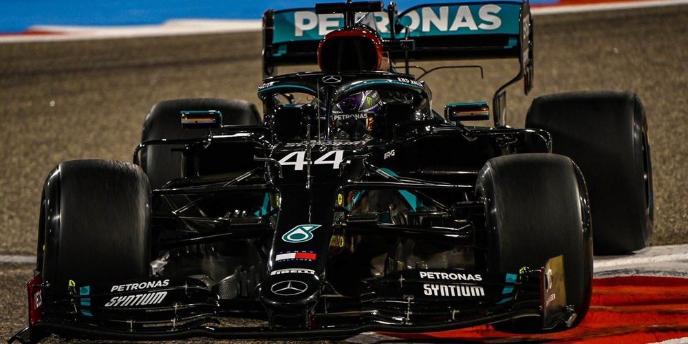 Lewis Hamilton finaliza en los más alto de la tabla en los Libres 2 bajo la noche bareiní