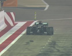 Hamilton gana en una carrera marcada por un grave y aparatoso accidente de Grosjean