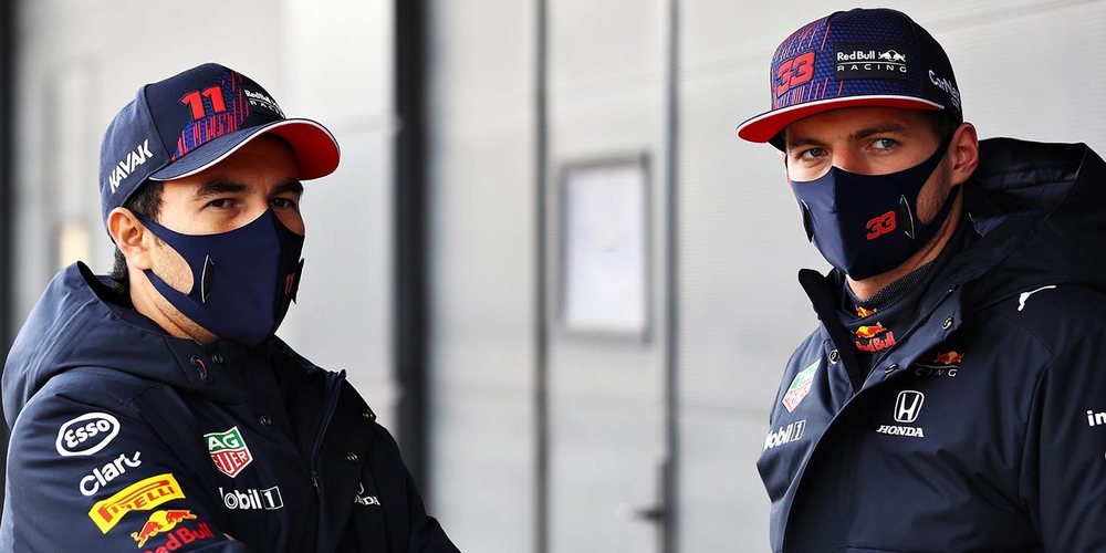 Sergio Pérez y Max Verstappen prueban el nuevo RB16B en un filming day en Silverstone