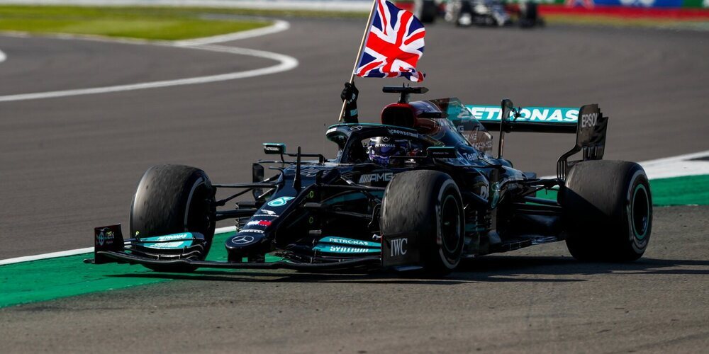 Silverstone rinde honores a Lewis Hamilton que se lleva la octava victoria en casa