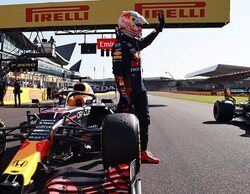 Max Verstappen se acuerda de Hamilton y Wolff durante una carrera de simracing