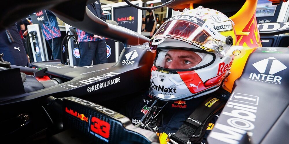 Max Verstappen se acuerda de Hamilton y Wolff durante una carrera de simracing