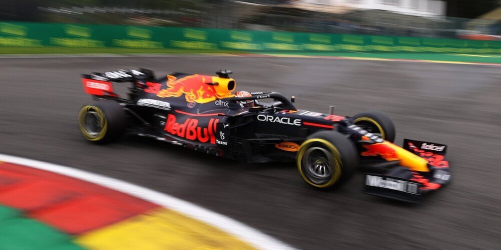 Max Verstappen repite en lo más alto sobre el asfalto mojado de Spa; los Ferrari sufren