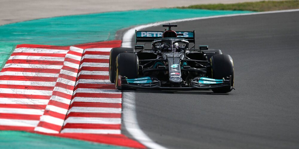 Lewis Hamilton termina en lo más alto de la tabla en los Libres 2 de Turquía