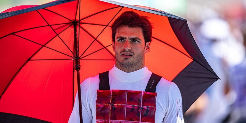 Sainz, molesto con 'Drive to Survive': "Ferrari es mucho más grande y mejor de lo que parece ahí"