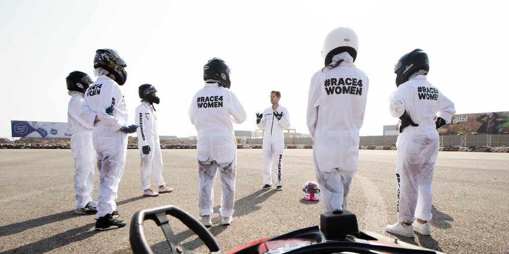 Vettel continúa su movimiento personal y participa en un evento de karting con mujeres en Jeddah