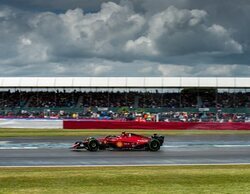 Sainz saca la varita mágica y bate a un casi imbatible Verstappen sobre la lluvia de Silverstone