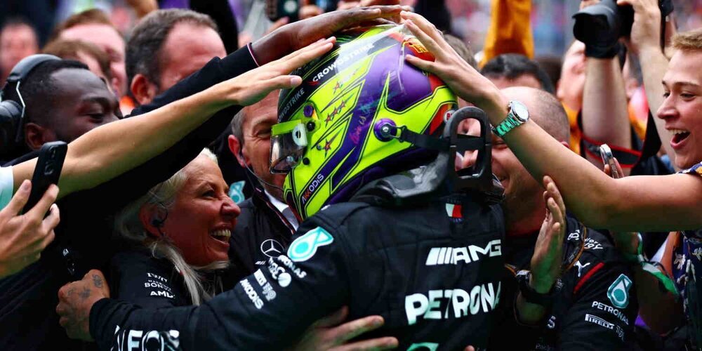 Hamilton: "Es muy especial tener ambos coches en el podio, estamos cerrando la diferencia"