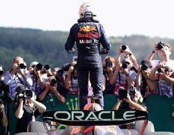 Verstappen se da un baño en su particular Spa