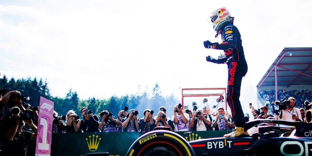 Verstappen se da un baño en su particular Spa