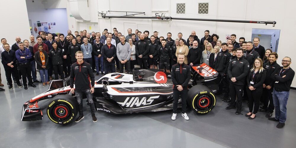 El equipo Haas posa casi al completo presumiendo de monoplaza