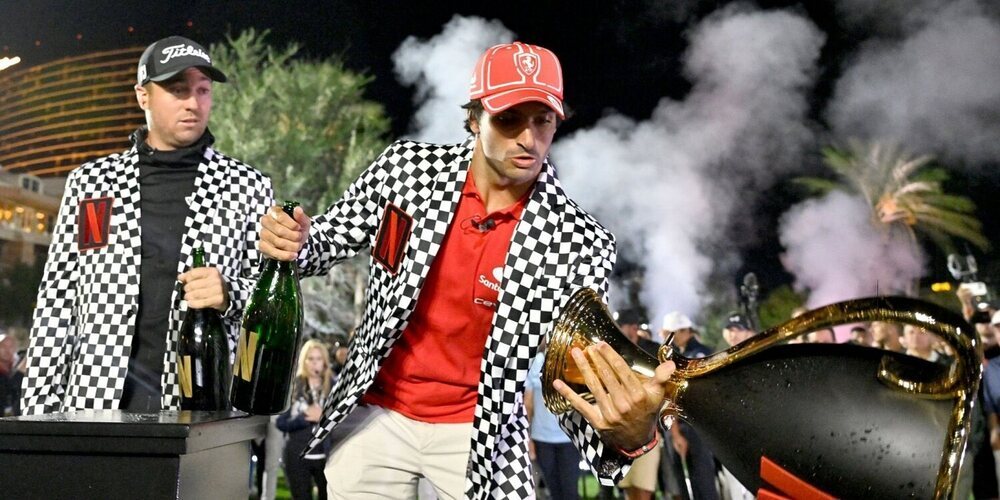 Carlos Sainz se proclama campeón de la Netflix Cup... ¡y destroza el trofeo!