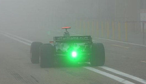 Alonso estrena el nuevo Renault a pesar de la niebla
