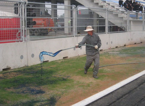 Buemi evita un accidente, Vettel encuentra un clavo y los operarios pintan el césped