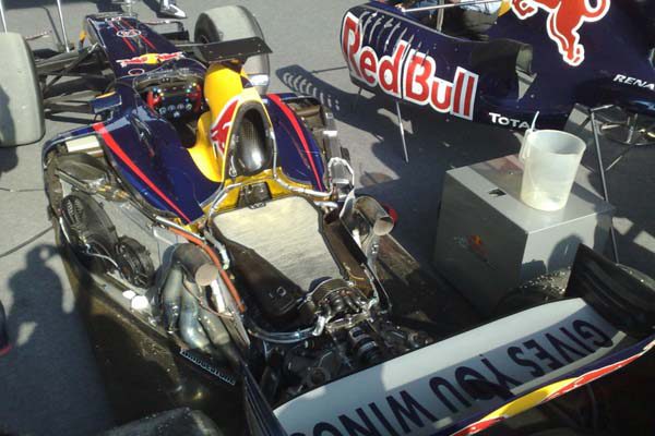 Mateschitz: "Red Bull podría construir sus propios motores en el futuro"
