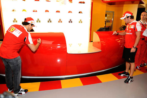 Fernando y Felipe visitan el 'Ferrari World' de Abu Dabi